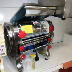 Тестораскатка-лапшерезка GoTech GTKM-220 (ширина до 22см,420х335х420мм,0,75кВт,220В,50Гц,15кг)